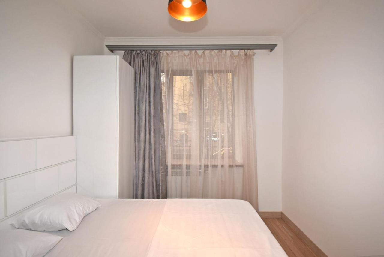 19Tumanyan Excellent Apartment In The Centre Of Capital Jereván Kültér fotó